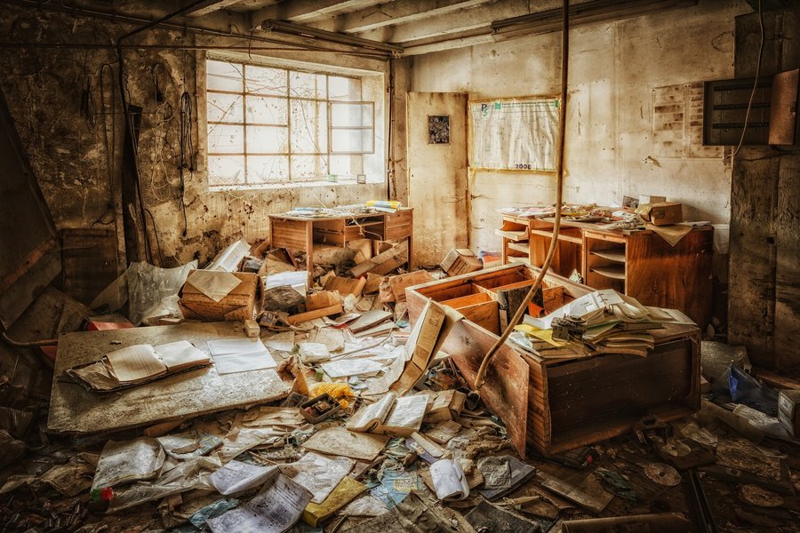 Pièce encombrée de vieux meubles et d'objets à débarrasser